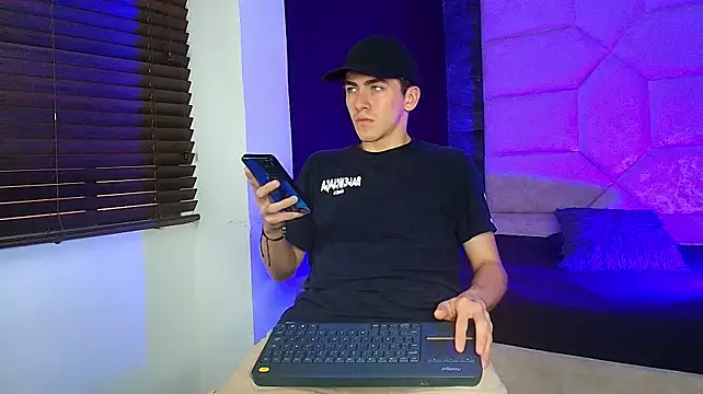 Tyler_Mcrey live cam on StripChat