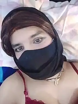 Banouti_23 live room snapshot on Stripchat