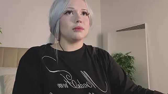 KittyNuarr live cam on StripChat