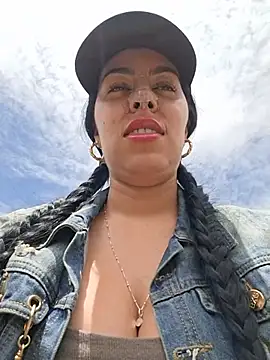 Luianna live cam on StripChat