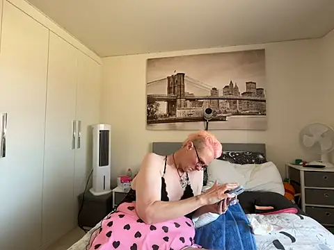 Curvy-Jinx live cam on StripChat
