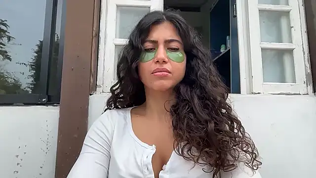 deusaludovica (F young) - tirar a camisa