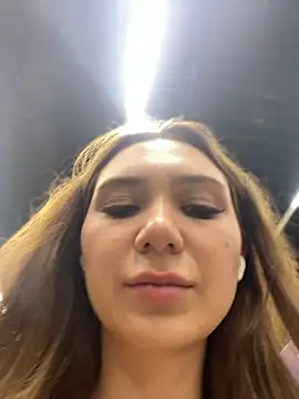 quitielia (F young) - Play with boobs in the fitting room