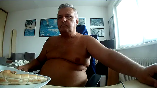 robert_sk1 (M grandpa) - Hi Robert!
