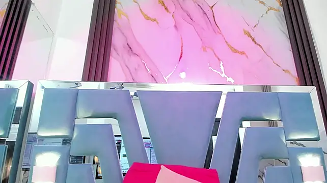 miilaklum live cam on StripChat