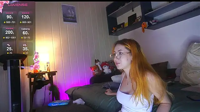DaddysLittleSlutfox live cam on StripChat