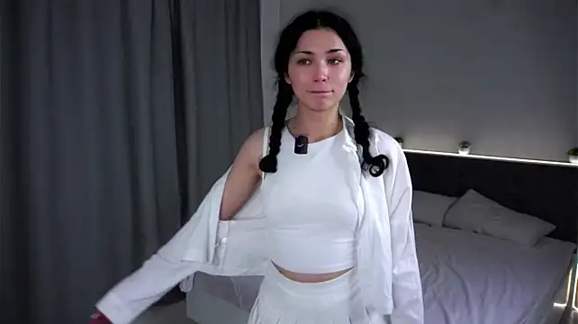 DeeannLaclair live cam on StripChat