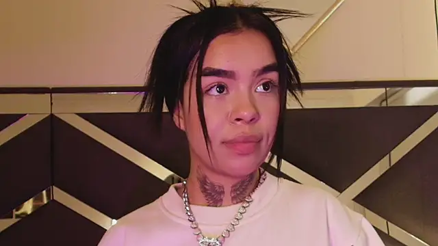 Bratz_x live cam on StripChat