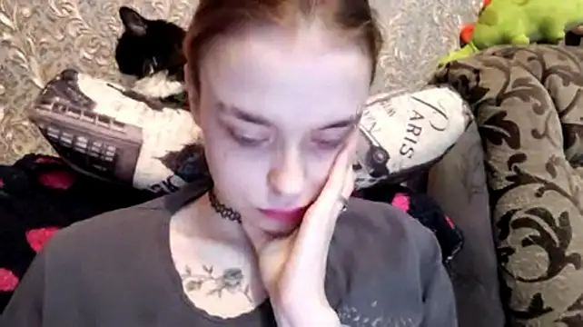CaraDelevingnee live cam on StripChat