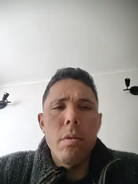 Arsenio13 live cam on StripChat