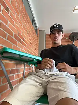 HarryGaze live cam on StripChat