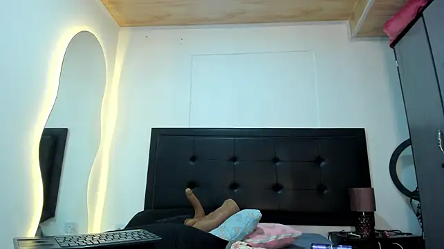 BustyGlow live cam on StripChat