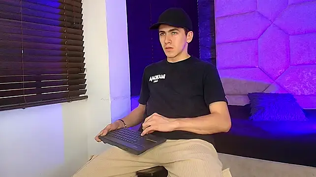 Tyler_Mcrey live cam on StripChat