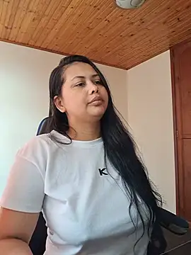 Alessandraa- live cam on StripChat