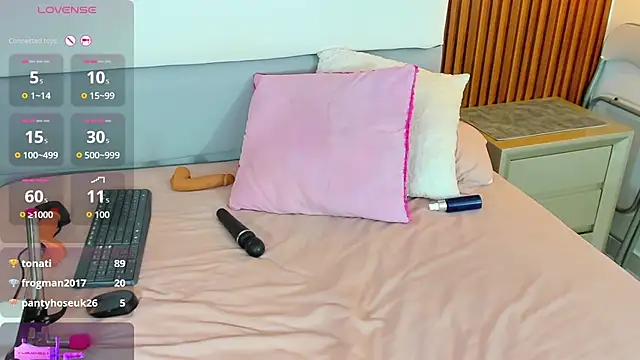 ZOEMARTINS1 live cam on StripChat