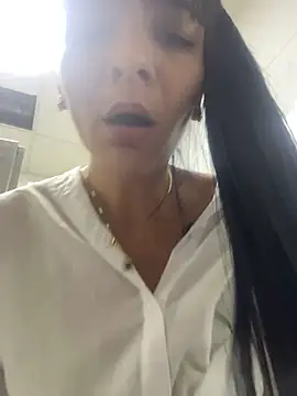 LuxeBrunetteXXX live cam on StripChat