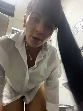 LuxeBrunetteXXX webcam