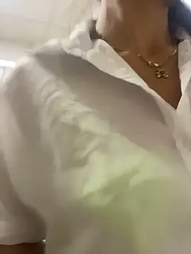 LuxeBrunetteXXX webcam