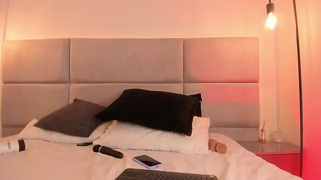 Suzzy_flowerss live cam on StripChat