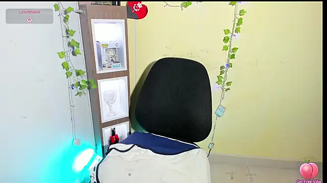 little__eva live cam on StripChat