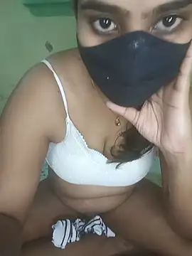 Cute-girlyy live cam on StripChat