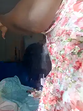 NicRaisaa webcam