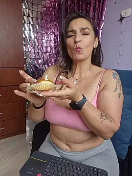 marilyn_love6969 live cam on StripChat