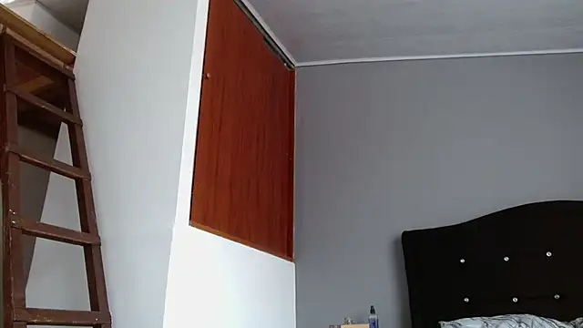 Emilia_1995 live cam on StripChat