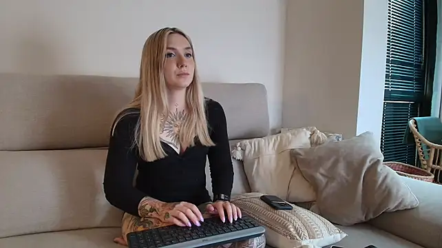 tattoobbgirl live cam on StripChat