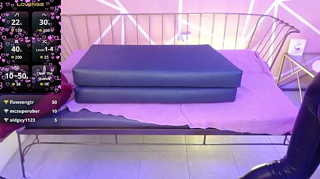 Roxanne_vale live cam on StripChat