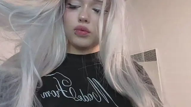 KittyNuarr live cam on StripChat
