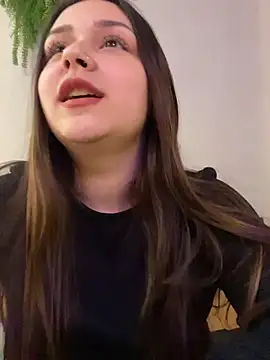 evelynfly (F teen) - Show tits and tongue