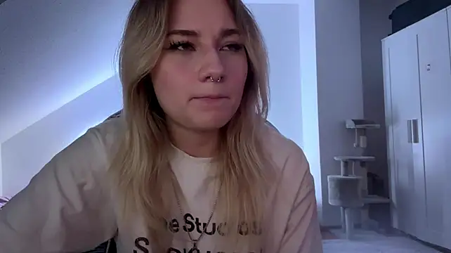 tutsiecutie live cam on StripChat