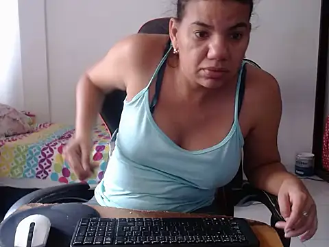 adriana_0312 (F milf) - Shake  boobs naked