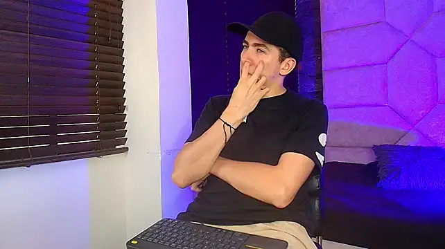 Tyler_Mcrey live cam on StripChat