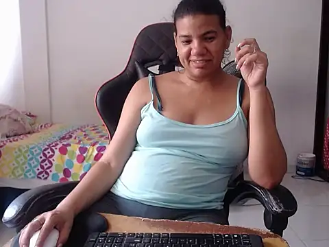 Adriana_0312 live cam on StripChat