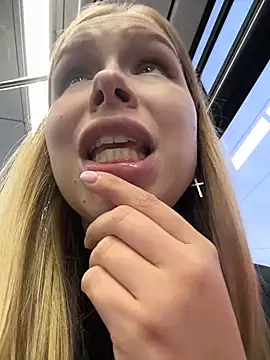 liza_risky (F young) - Naked boobs and pussy out in public
