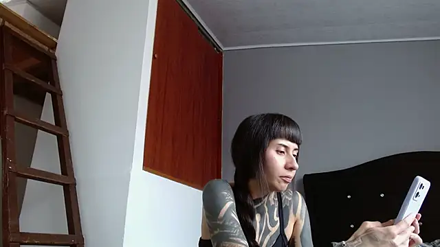 Emilia_1995 live cam on StripChat