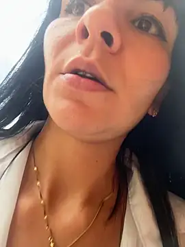 LuxeBrunetteXXX webcam