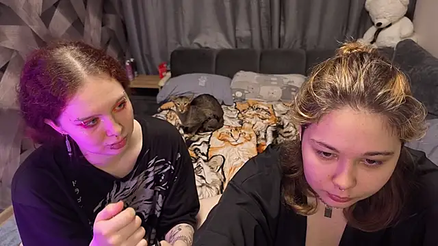 LunarCouple_ live cam on StripChat