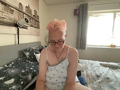 Curvy-Jinx live cam on StripChat