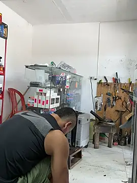 Paul22cm- live cam on StripChat