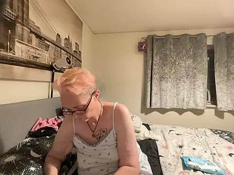 Curvy-Jinx live cam on StripChat
