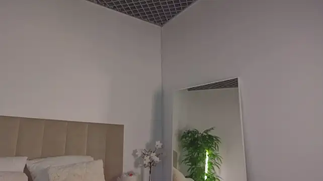 KittyNuarr live cam on StripChat