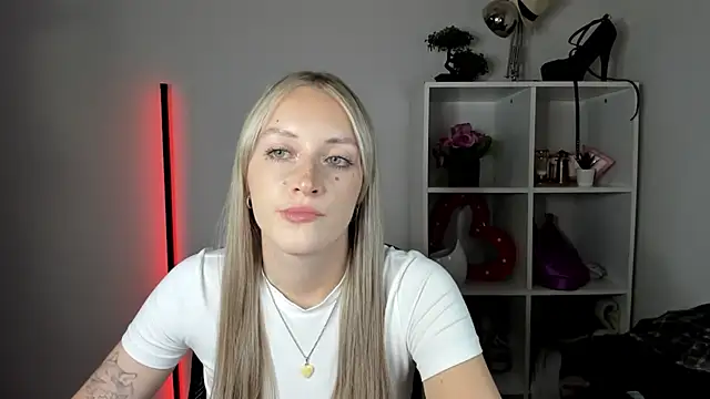 EvelynBlond live cam on StripChat