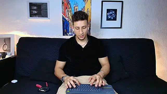 SR_EMILIOCUM live cam on StripChat