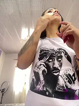 marianahb-e (F young) - Flash boobs