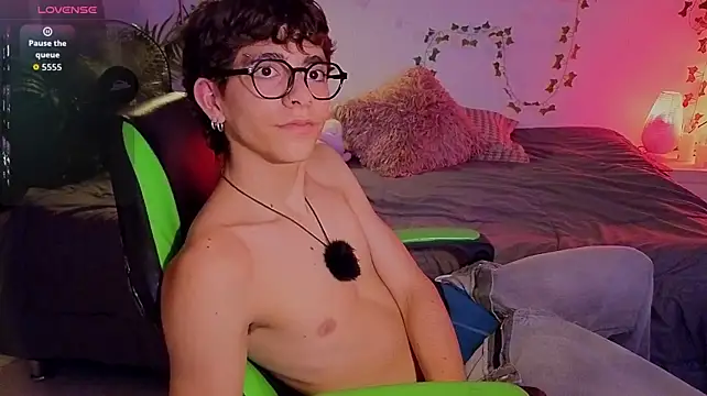 matty_sparkk (M twink) - full-body stretch on bed