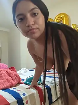 dulcecarox (F young) - Suck tits