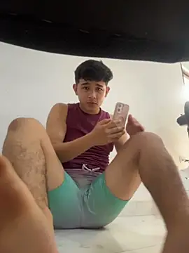 brayvidx (M twink) - 3 fingers in my ass